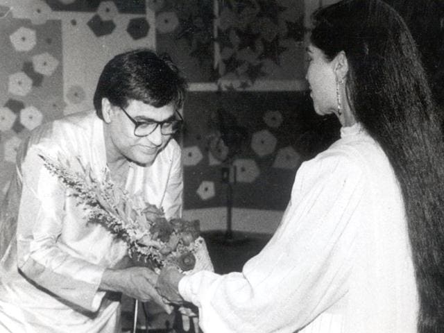 Jagjit Singh receives an honour from Simi Garewal.