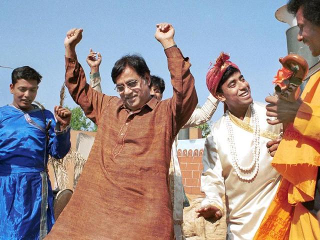 A rare treat for his fans! Jagjit Singh shaking a leg with a traditional music group.