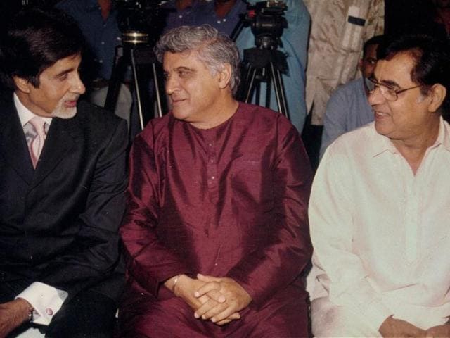 (L-R) Amitabh Bachchan, Javed Akhtar and Jagjit Singh seem engrossed in a conversation.