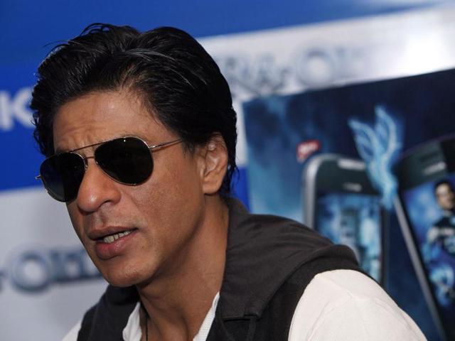 SRK looks good in black aviators.