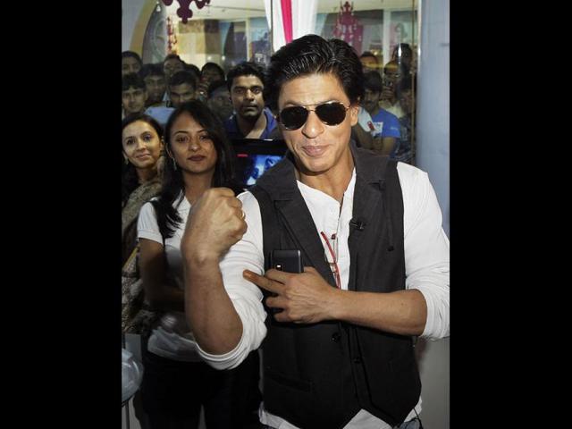 Shah Rukh Khan shows his muscles at RA.One promotions in Gurgaon.