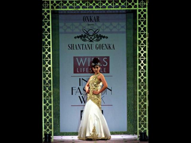Kangna flaunts her model attitude at the WLIFW 2011.