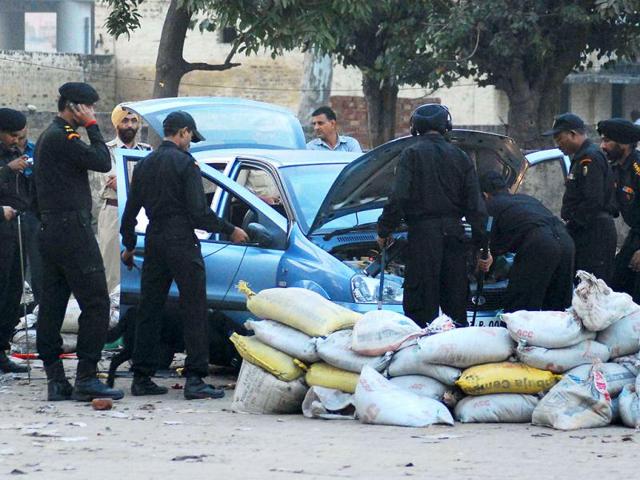 NSG-team-searching-the-Indica-car-from-which-heavy-explosives-with-detonators-and-timers-were-recovered-at-the-parking-of-Ambala-Cantt-Railway-Station-HT-photo-by-RK-Khanna