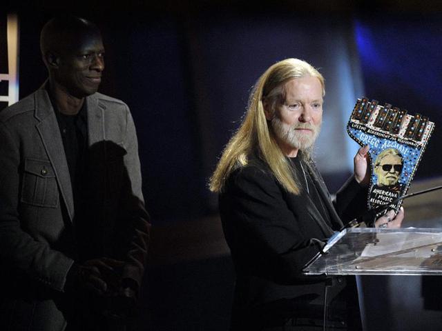 Greg Allman wins the 2011 Americana Lifetime Achievement Performer Award after being presented by Keb' Mo', left, at the Americana Music Association awards show, in Nashville.