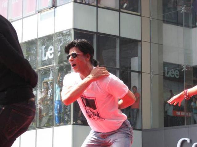 SRK dances on film's track in Baroda.