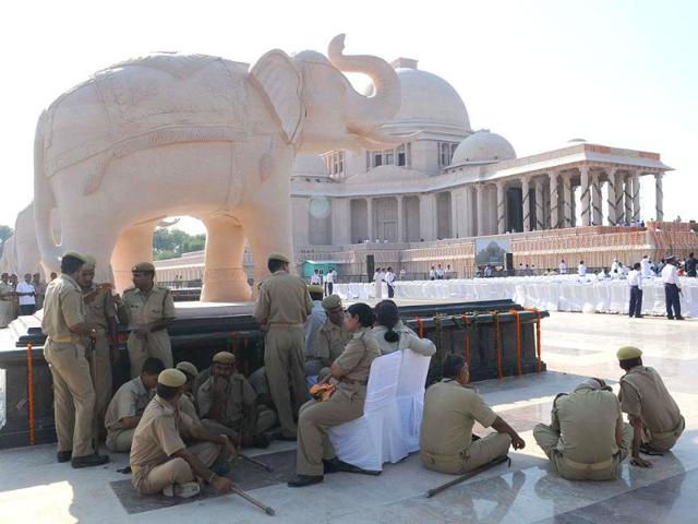 Cops at the Rashtriya Dalit Prerna Sthal, Ambedkar Park in Noida. (Photo: Rishi Ballabh/HT)
