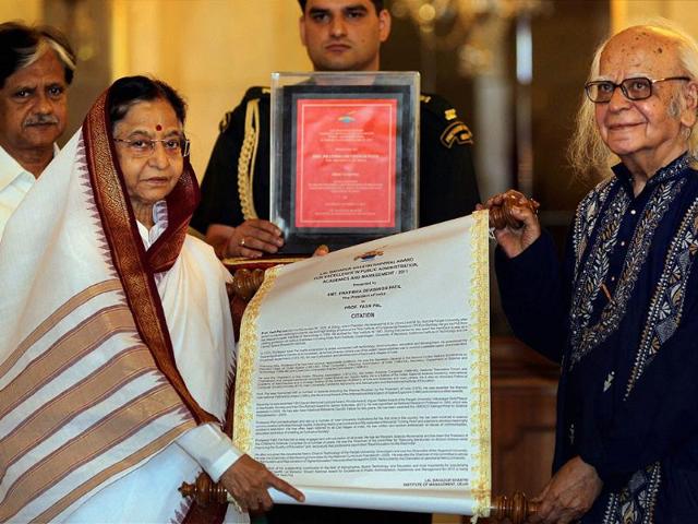 President Pratibha Devisingh Patil presenting the 'Lal Bahadur Shastri National Award for Excellence in Public Administration, Academics, Management 2011' to Prof. Yash Pal at Rashtrapati Bhavan in New Delhi