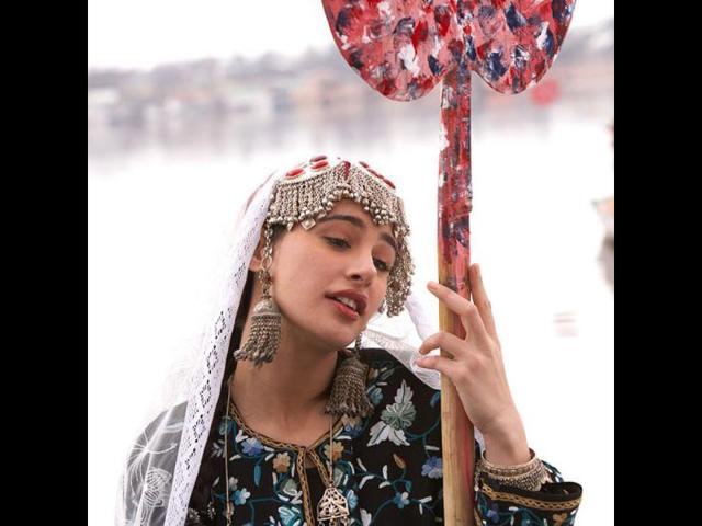 Nargis looks like a beautiful Kashmiri girl. Nargis looks like a beautiful Kashmiri girl.