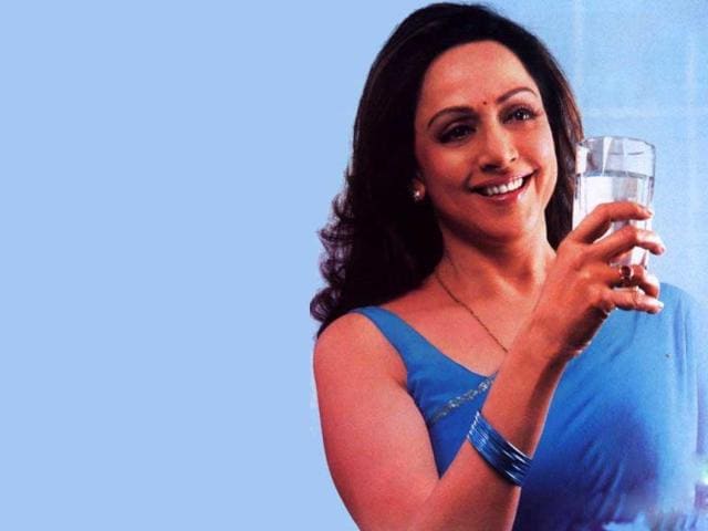 She also acted in female-centric movies like Kinara (1977) and Meera (1979), directed by Gulzar.