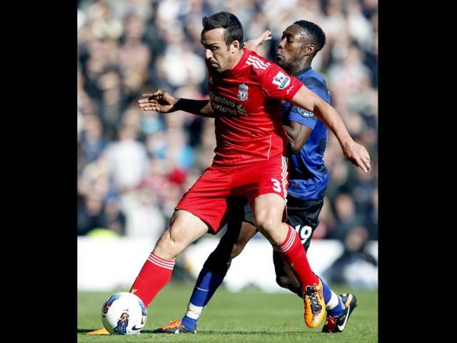 Manchester United's Danny Welbeck (L) challenges Liverpool's Jose Enrique during their English Premier League soccer match at Anfield in Liverpool, northern England. (Photo: Reuters)