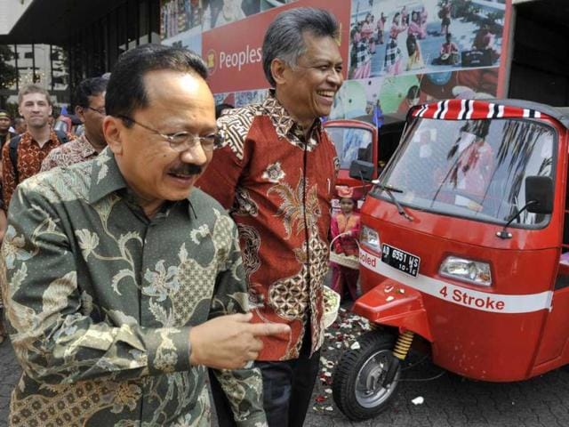 Association of Southeast Asian Nations (ASEAN) Secretary General Surin Pitsuwan (R) accompanied by Jakarta City Governor Fauzi Bowo (L) inspects the 28 petrol fueled auto-rickshaws that will be used in the 3,000-kilometre ASEAN Rickshaw Run at the place where the journey starts in Jakarta.