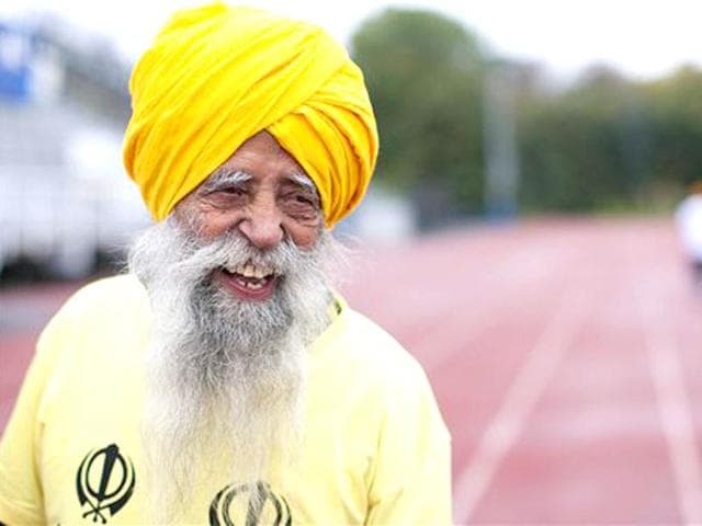 Centenarian-Fauja-Singh-crosses-the-finish-line-in-the-Toronto-Waterfront-Marathon-in-Toronto