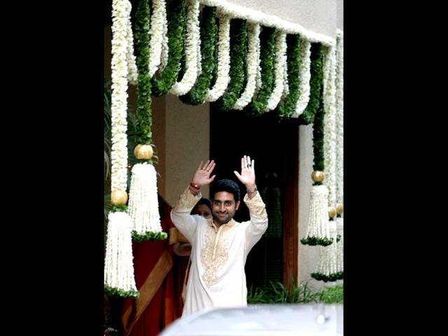 Other guests included Urmila Matondkar, Twinkle Khanna, Sonali Bendre, Maanyata Dutt, Ritu Nanda, Neetu Kapoor, Neelam Kothari, Mana Shetty, Vaibhavi Merchant, Poonam Sinha, designer duo Abu Jani-Sandeep Khosla and Karan Johar. (HT photo/Vijayanand Gupta)