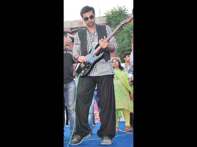 Ranbir can be seen strumming the guitar.