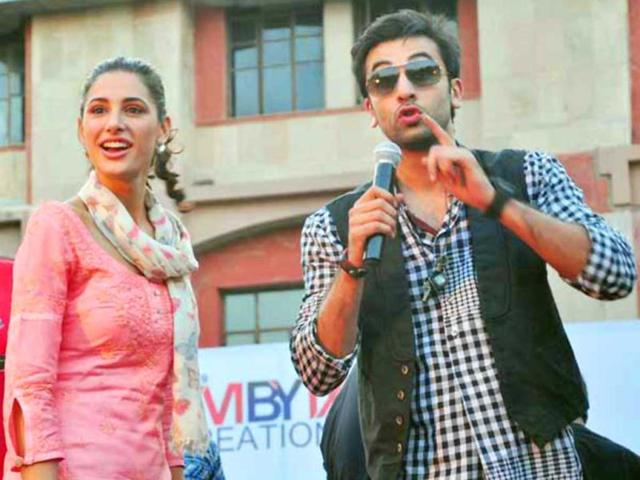 Ranbir Kapoor with co-star Nargis Fakhri rocked Jaipur when they performed live on Rockstar's songs and jived with fans. Experience here, this palpably fun promo event.Pretty Rockstar: Nargis Fakhri tuns 32