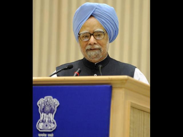 Prime Minister Manmohan Singh delivers a speech to chief ministers and finance ministers of the country's 27 states during the inauguration of the 56th meeting of The National Development Council (NDC) in New Delhi. (AFP)