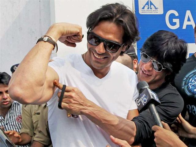 SRK has fun with Arjun Rampal during promotions.