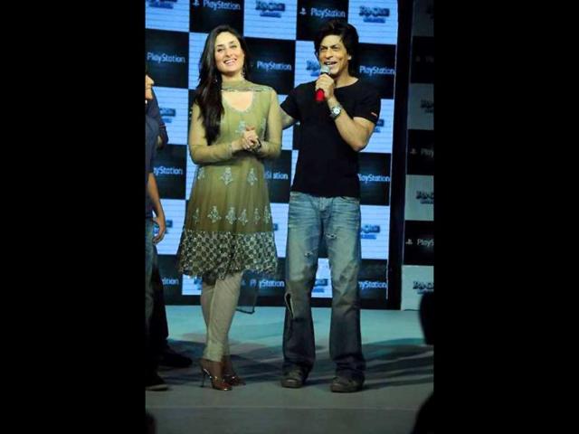 Kareena Kapoor and Shah Rukh Khan perform at RA.One's promotional event in Mumbai.