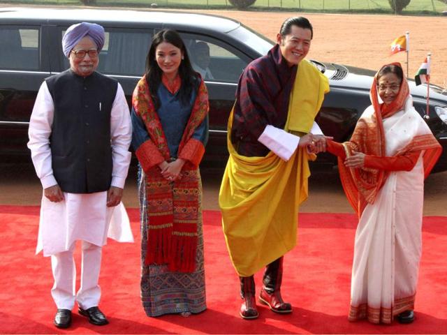 Bhutan's King Jigme Khesar Namgyel Wangchuck and President Pratibha Patil (R) shake hands as Prime Minister Manmohan Singh (L) and Bhutan's Queen Jetsun Pema watch during Wangchuck's ceremonial reception at the Rashtrapati Bhavan in New Delhi. (Reuters)