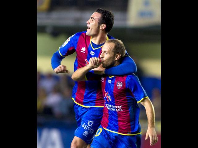 Levante's midfielder Juan Luis Gomez Lopez (R) celebrates scoring a goal with teammate Vicente Iborra de la Fuente during the Spanish league football match against Villarreal at the Madrigal stadium. (AFP)