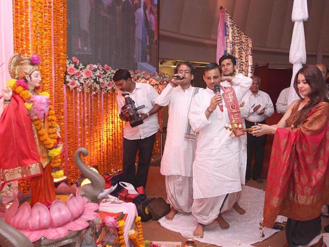 Mahima Chawdhry does puja of Goddess Lakshmi.