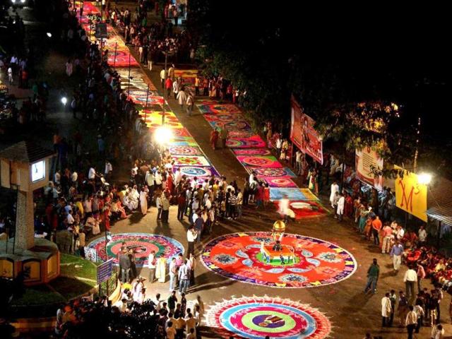 Around 300 artists making huge rangoli on the occasion of Padwa Diwali in Thane, Mumbai.