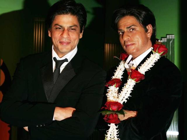 Shahrukh Khan imitates his statue at Madame Tussauds.
