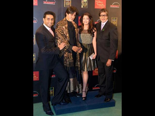Abhishek Bachchan, Aishwarya Rai pose with Amitabh Bachchan and his replica.