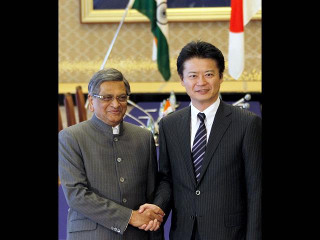 Indian foreign minister SM Krishna, shakes hands with Japan's foreign minister Koichiro Gemba prior to their meeting in Tokyo, Saturday.