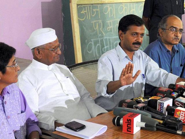 Anna-Hazare-Arvind-Kejriwal-Prashant-Bhushan-and-Kiran-Bedi-are-seen-at-a-press-conference-at-Ralegan-Siddhi-PTI