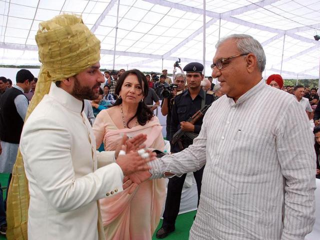Saif shaking hands with Bhupinder Singh Hooda, who also graced the event.