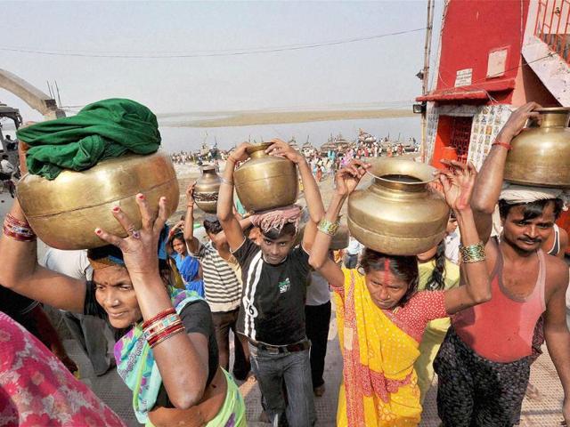 Devotees carrying holy Ganga water for preparing 'prasad' for the Sun god on the occasion of 'Kharna' puja of Chhath festival in Patna.