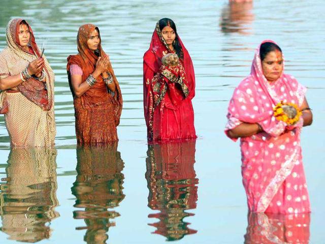 Devotees offering prayer during the Chhath Puja at India Gate.