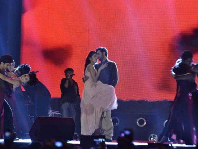 Ranbir-Nargis in a romantic dance sequence. (© Smitag, Pinkivilla)