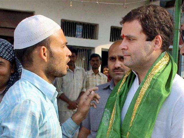 Rahul Gandhi during a visit to Kantit Sharif, the dargah of Hazrat Ismail Chisti, in Mirzapur.