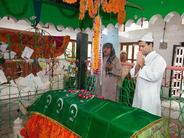 Congress general secretary Rahul Gandhi during a visit to Kantit Sharif, the dargah of Hazrat Ismail Chisti, in Mirzapur. HT Photo