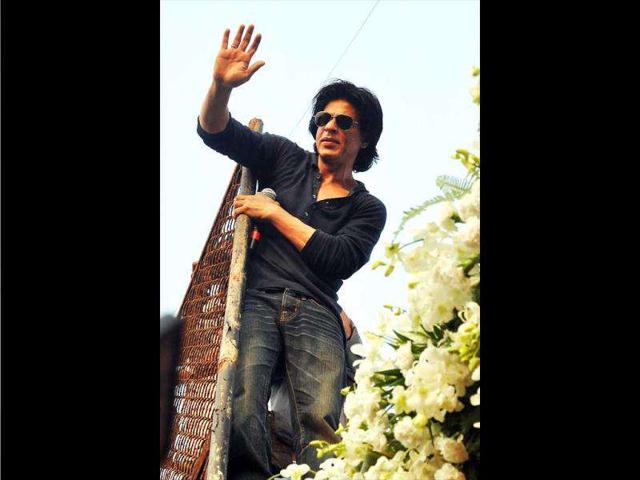 SRK made a proper public appearance and even addressed his fans on October 26.