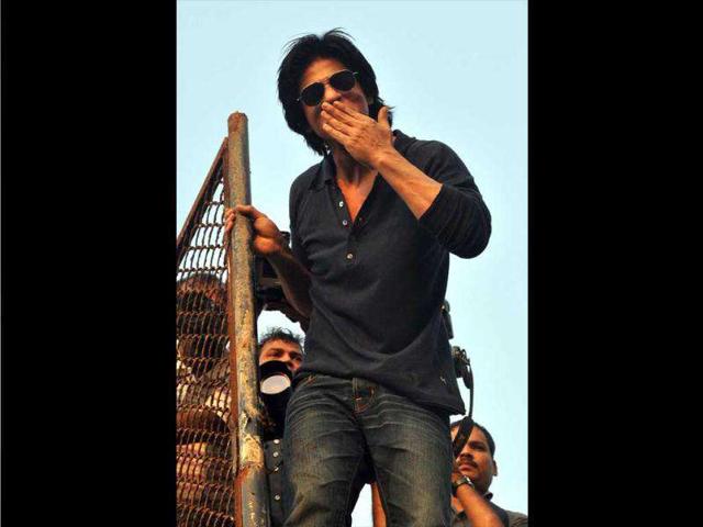 Shah Rukh climbed the terrace of his house and waved to his fans from behind the grill.
