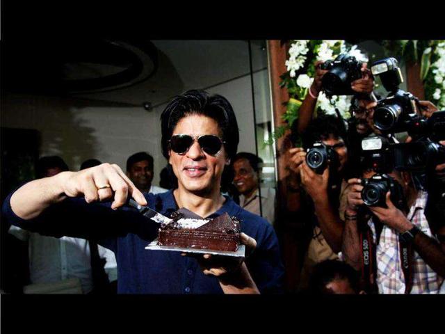 SRK cuts a chocolate cake on his birthday.