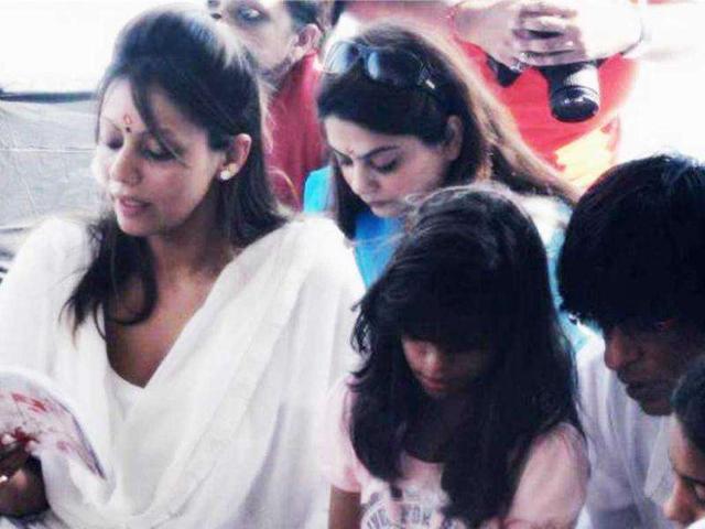 SRK looks on affectionately.