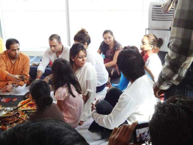 The actor sits with wife Gauri and children, along with friends and colleagues.