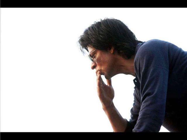 SRK blows kisses to his many fans as they came to wish him.