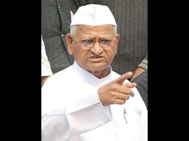 Social-activist-Anna-Hazare-right-addresses-the-media-as-he-sits-with-Team-Anna-members-during-a-press-conference-in-New-Delhi