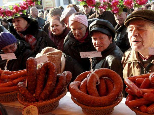 People look at sausages at a street market during the "Meat Counter" fair in Minsk. Street food Street food markets attract many customers due to their lower prices.