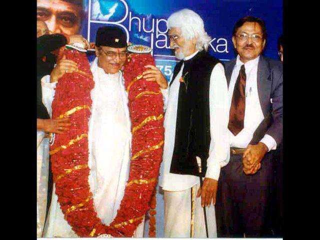 Bhupen Hazarika also lent his voice to Gandhi To Hitler, where he sang Mahatma Gandhi's favourite bhajan Vaishnav Jan.