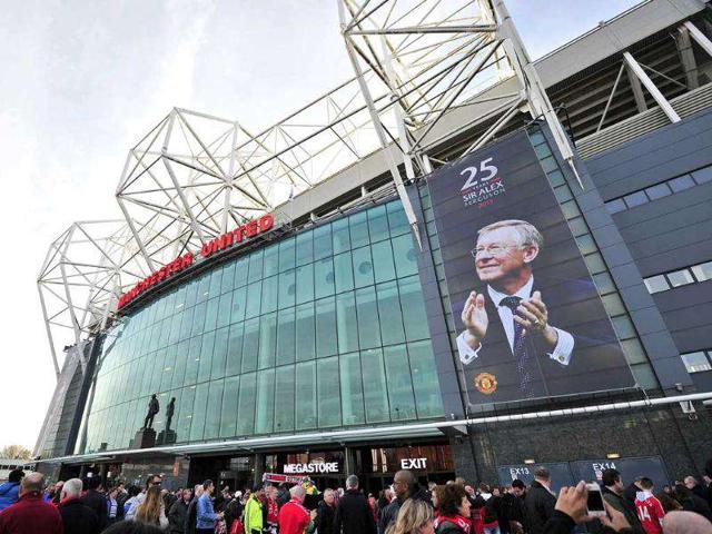 A banner outside Old Trafford celebrates the 25 years that Manchester United's manager Sir Alex Ferguson has been in charge before the English Premier League football match between Manchester United and Sunderland at Old Trafford in Manchester. (Photo: AFP)