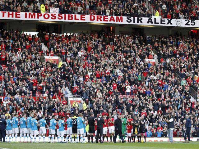 Manchester United's Alex Ferguson is given a guard of honour to mark his 25th year as manager before their English Premier League soccer match against Sunderland at Old Trafford in Manchester. (Photo: Reuters)