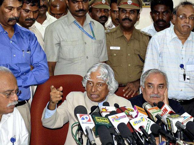 Former-president-APJ-Abdul-Kalam-addressing-a-press-conference-after-meeting-with-the-nuclear-experts-and-engineers-of-the-Kudankulam-Nuclear-Power-plant-KKNPP-on-Sunday