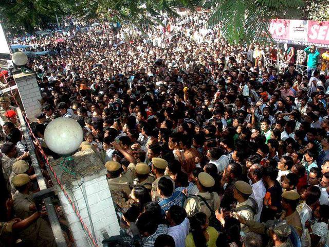 Thousands of fans gather to pay their respect to Bhupen Hazarika as the body of the music maestro arrives from Mumbai.