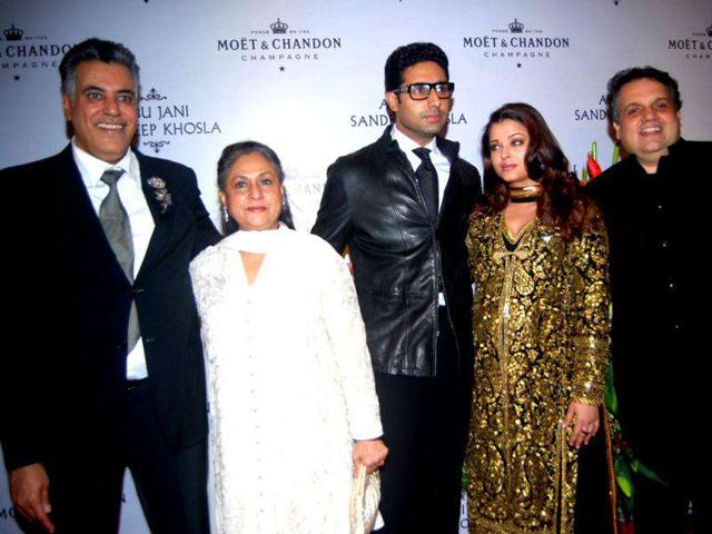 Everyone pose together.